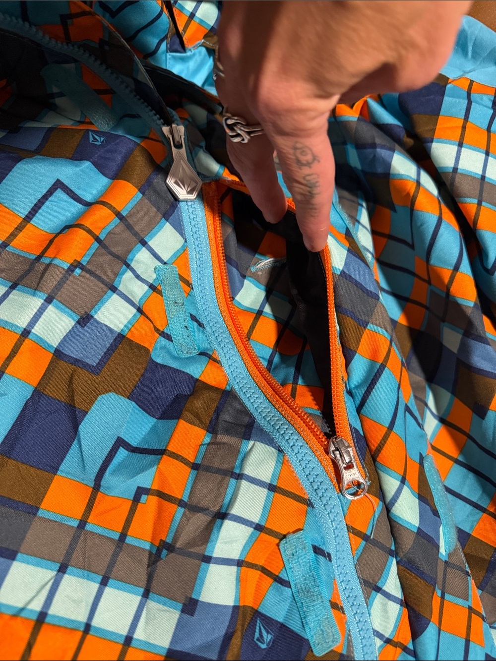 Volcom Snowboarding Jacket - Picture 5 of 9